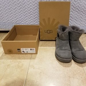 Uggs K Mini Bailey Button short preowned